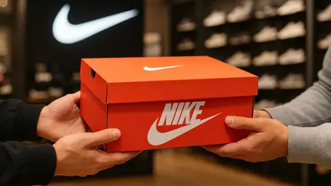 Caja de zapatillas en una tienda de Nike