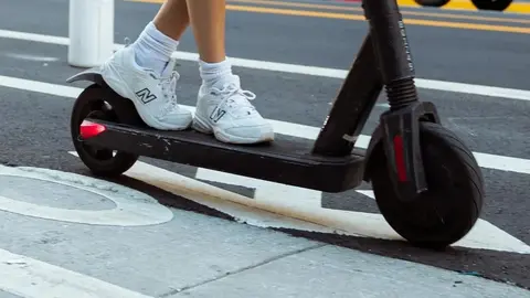 Un joven circula en patinete en una imagen de archivo