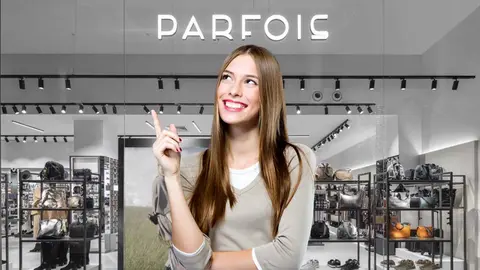 Una mujer a la moda en una tienda de Parfois