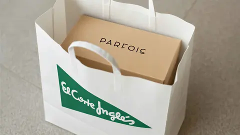 Una bolsa de compra de El Corte Ingl&eacute;s con una caja de Parfois