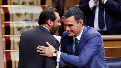 Pedro S&aacute;nchez saluda a &Oacute;scar Puente en el Congreso de los Diputados