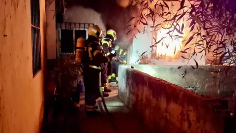 Bomberos en el incendio en Jerez