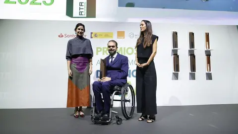 Fran Zuasti recibe el premio al medio de comunicaci&oacute;n de ATA