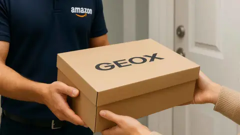 Un repartidor de Amazon entrega una caja de Geox