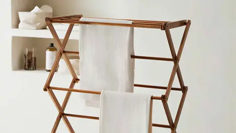 Tendedero vertical plegable de madera de Zara Home