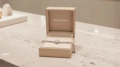 Las pulseras de Pandora m&aacute;s deseadas con motivos centrales, elegantes e ideales para regalar en Navidad