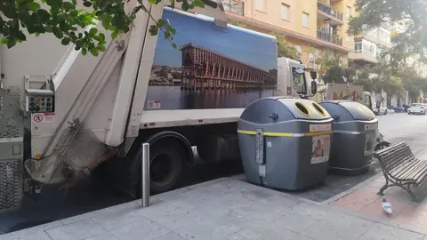 Un cami&oacute;n de recogida de residuos junto a unos contenedores en Almer&iacute;a