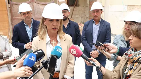 Almudena Mart&iacute;nez, durante una visita al antiguo IES Rosario en C&aacute;diz