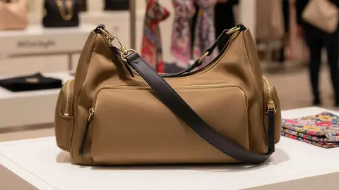 Bolso de nylon con multibolsillos de Sfera en El Corte Ingl&eacute;s