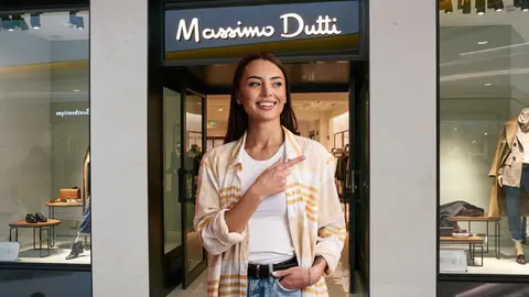 Una mujer frente a una tienda de Massimo Dutti