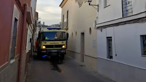 Bomberos actuando en un incendio en Jerez