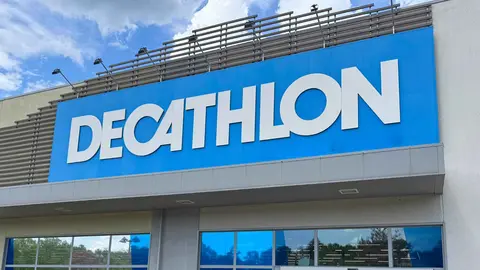 Los pantalones con cintura el&aacute;stica est&aacute;n de moda 3 dise&ntilde;os de Decathlon para llevar con zapatillas