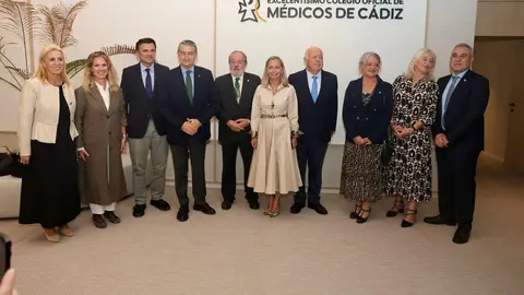Antonio Sanz, con la nueva junta directiva del Colegio de M&eacute;dicos de C&aacute;diz