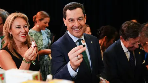 Juanma Moreno, en una imagen de archivo, junto a Carolina Espa&ntilde;a