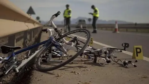 Bicicleta volcada sobre la carretera