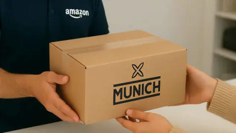 Un repartidor de Amazon entrega una caja de zapatillas Munich