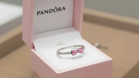 Anillo de plata con lazo rosa brillante PANDORA en Amazon