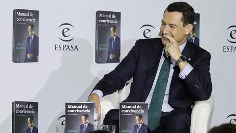 Juanma Moreno, durante la presentaci&oacute;n de su libro 'Manual de convivencia'