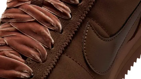 Nike vende las zapatillas Nike Cortez en el color de moda del oto&ntilde;o ideales para llevar con vaqueros