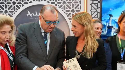 Almudena Mart&iacute;nez, junto al consejero de Turismo, Arturo Bernal