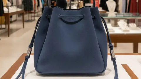 Bolso de mano convertible a bandolera con detalles y tachuelas en asa de Parfois en El Corte Ingl&eacute;s