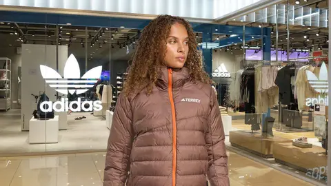Las tres chaquetas acolchadas de Adidas con m&aacute;s estilo para llevar con vaqueros y no pasar fr&iacute;o en invierno