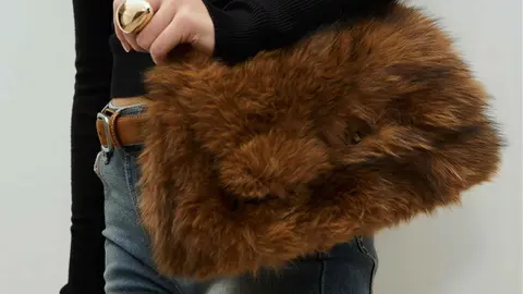 Stradivarius y Primark tienen a la venta los bolsos de pelo que no envidian a Mango tendencia en oto&ntilde;o