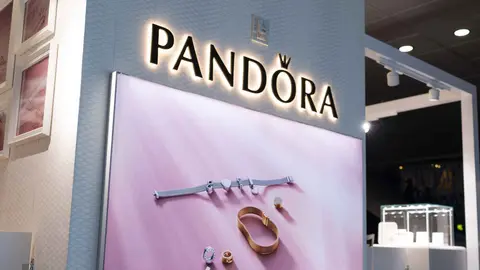 Colas en Pandora para hacerse con los pendientes de aro con perlas antes de que se agoten en Navidad