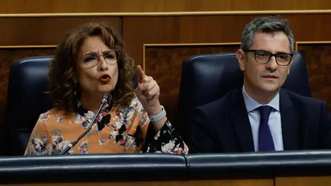 Mar&iacute;a Jes&uacute;s Montero, junto, al tambi&eacute;n ministro F&eacute;lix Bola&ntilde;os