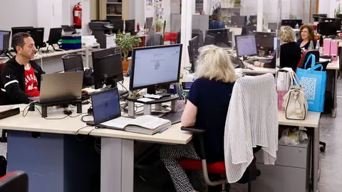 Funcionarios trabajando en la administraci&oacute;n