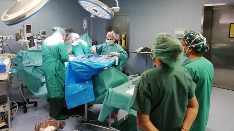 Cirujanos en un hospital de Andaluc&iacute;a