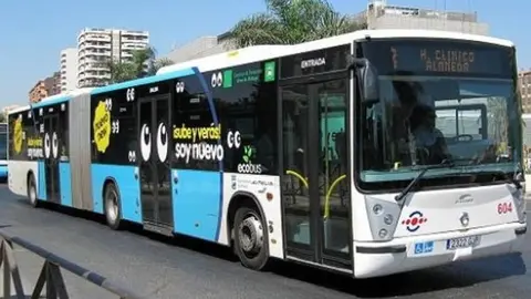 Un autob&uacute;s de la Empresa Malague&ntilde;a de Transportes