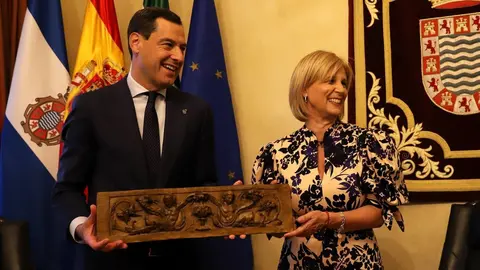 Juanma Moreno junto a Mar&iacute;a Jos&eacute; Garc&iacute;a-Pelayo | Imagen de archivo