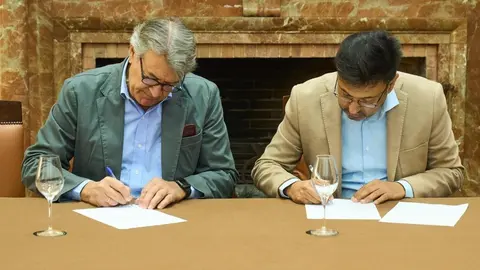 C&eacute;sar Salda&ntilde;a y Alfredo Carrasco firman el acuerdo de colaboraci&oacute;n