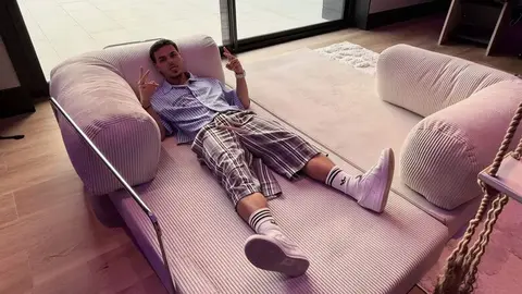 Abraham Mateo en su casa