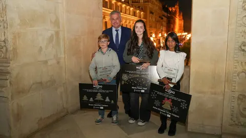 Jos&eacute; Luis Sanz entrega los premios a los ganadores del concurso