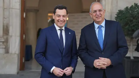 Juanma Moreno y  Costas Kadis