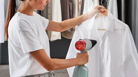 Plancha vertical Rowenta AeroSteam con Tecnolog&iacute;a OptiFlow que combina el vapor y la succi&oacute;n para elimanar arrugas