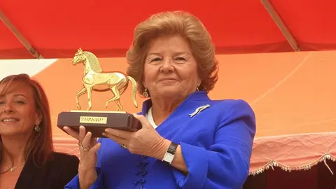 Ana Mar&iacute;a Bohorquez recibe el Caballo de Oro en 2011