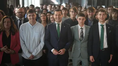 Juanma Moreno, rodeado de estudiantes