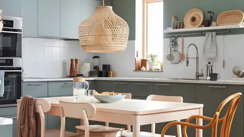 Adi&oacute;s a los salones sin estilo las 3 l&aacute;mparas de techo de rat&aacute;n y acero de Ikea para iluminar comedores