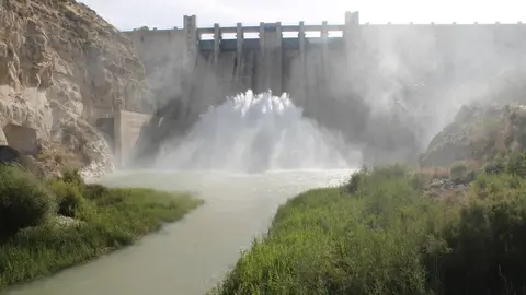Pantano de Andaluc&iacute;a desembalsando agua