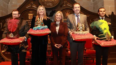 Los representantes de los Reyes Magos y Cartero Real reciben sus coronas de mano de la alcaldesa, Garc&iacute;a-Pelayo | Cristo Garc&iacute;a