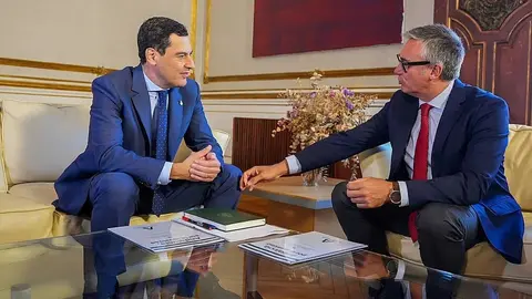 Juanma Moreno, en una imagen de archivo junto a Manuel Gavira