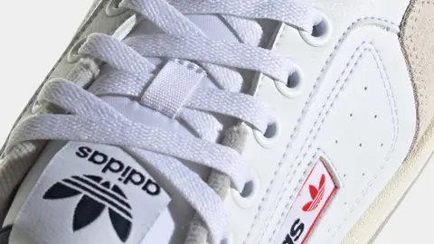 Estas zapatillas de Adidas fueron un &eacute;xito en los 90 y est&aacute;n a mitad de precio antes del Black Friday