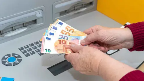 Un pensionista retirando la paga extra de Navidad