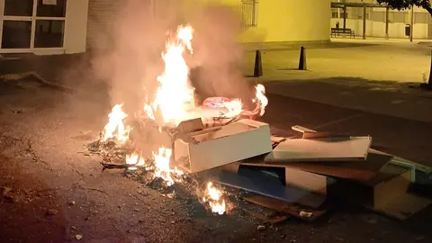 Prenden fuego a varios contenedores en Jerez y detienen a un conductor ebrio y sin carnet en la avenida de M&eacute;jico