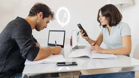 Un hombre y una mujer, trabajando juntos en una mesa