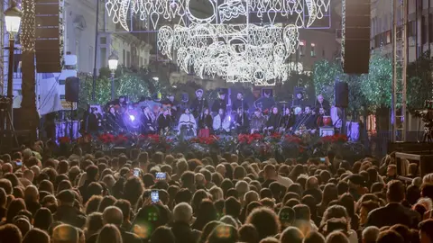 Actuaci&oacute;n de Luis de Perik&iacute;n tras el encendido del alumbrado | Cristo Garc&iacute;a