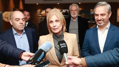 Lorenzo Amor, Mar&iacute;a Jos&eacute; Garc&iacute;a-Pelayo y Juan Bravo, atienden a los medios